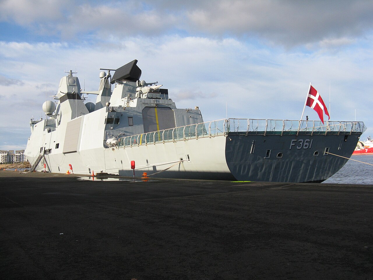 'HDMS Iver Huitfeldt' - F361 - geograph.org.uk - 5180783.jpg
